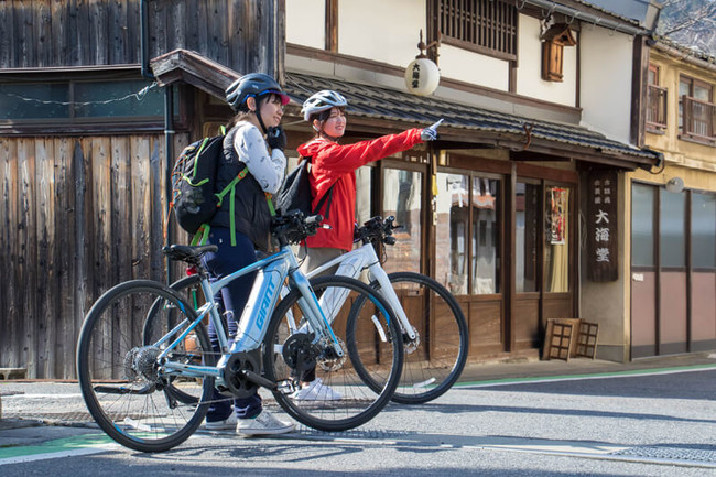 旅先でe-Bikeをレンタルし、観光スポットを巡る人が増えています