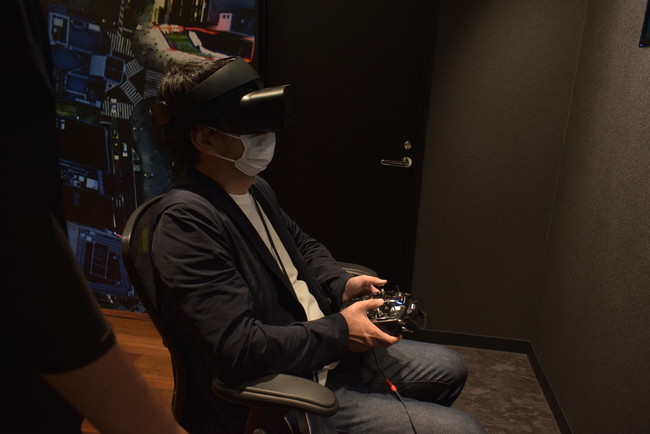 VRで操縦するプロポは、ドローン操縦時と同一のもの
