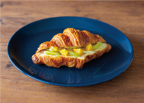 セロリとオレンジの漬け野菜クロワッサンサンド