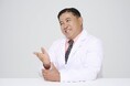 ヒロクリニックはタレントのスギちゃんさんを起用しました。