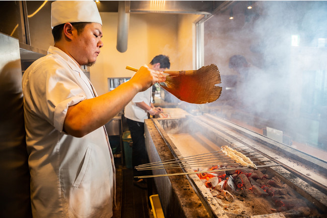 蒸し焼きは一切せず、自社ブランド備長炭で焼き上げます