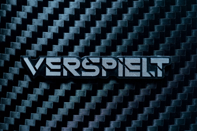 VERSPIELT製品には1つにつき1枚のアルミ製エンブレムプレートが付属