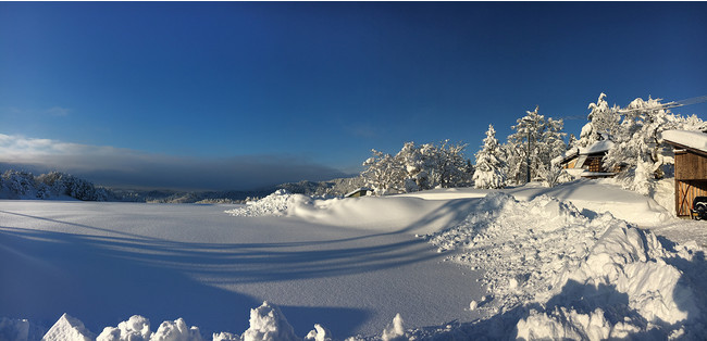 冬の楢山集落 晴れた日は眼下に見下ろす山々と雪原が美しい