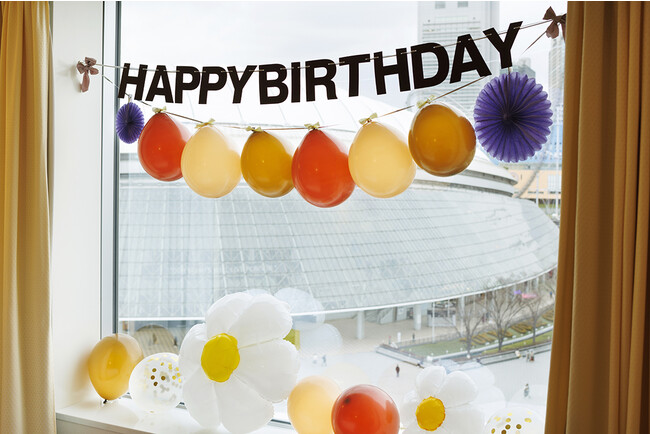 客室の窓からは東京ドームがすぐ近くに！（バルーン等はプランに含まれません）