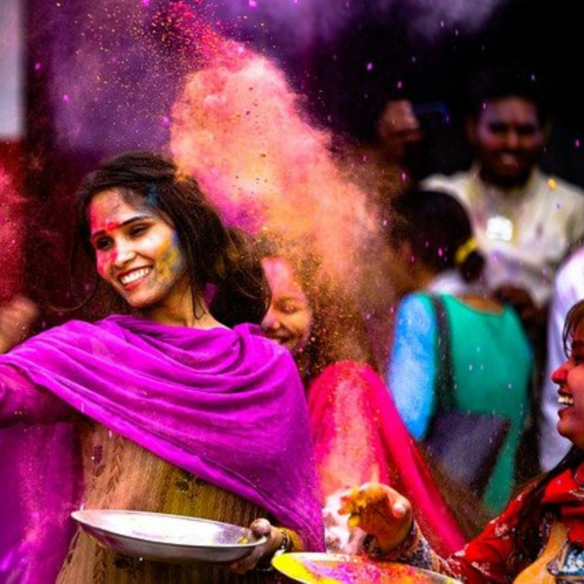 インドの「ホーリー祭り」の様子です。