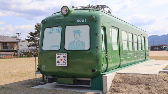 渋谷区から大館市に譲渡された鉄道車両「青ガエル」です。