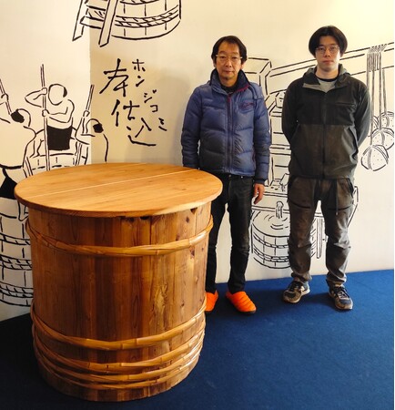 ▲左から：吉澤指物店3代目 吉澤良一氏と息子の吉澤真氏
