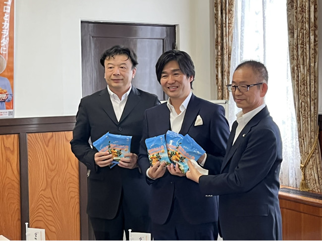 (左から)三菱食品 国内商品開発本部 森川本部長 、榮太樓總本鋪 細田副社長 、愛媛県八十島一幸参与・営業本部長 (左から)三菱食品 国内商品開発本部 森川本部長 、榮太樓總本鋪 細田副社長 、愛媛県八十島一幸参与・営業本部長