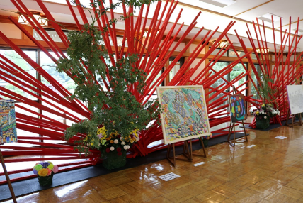 清澄庭園内の「大正記念館」設置の假屋崎省吾氏の生け花と2020年度入賞作品