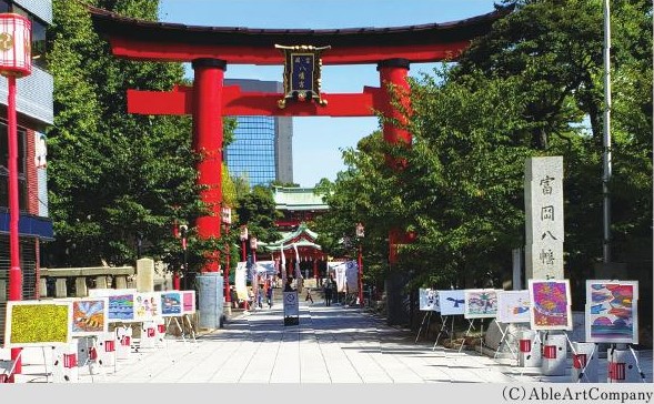 江戸からの名所・富岡八幡宮にも障がいのあるアーティストの作品が並びます