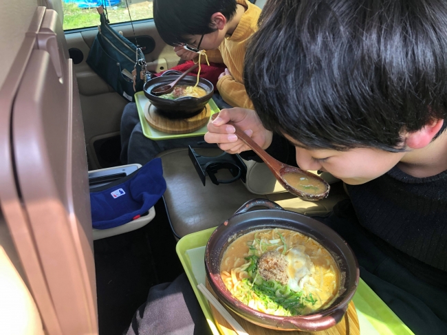 イートインカーで土鍋ラーメンを食す（たけさん小布施店）