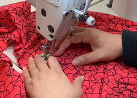 専属の縫製職人が一枚一枚、丁寧に縫製します。1センチあたり6針の細かさで縫うため、縫い目が目立たずキレイで丈夫に仕上がります