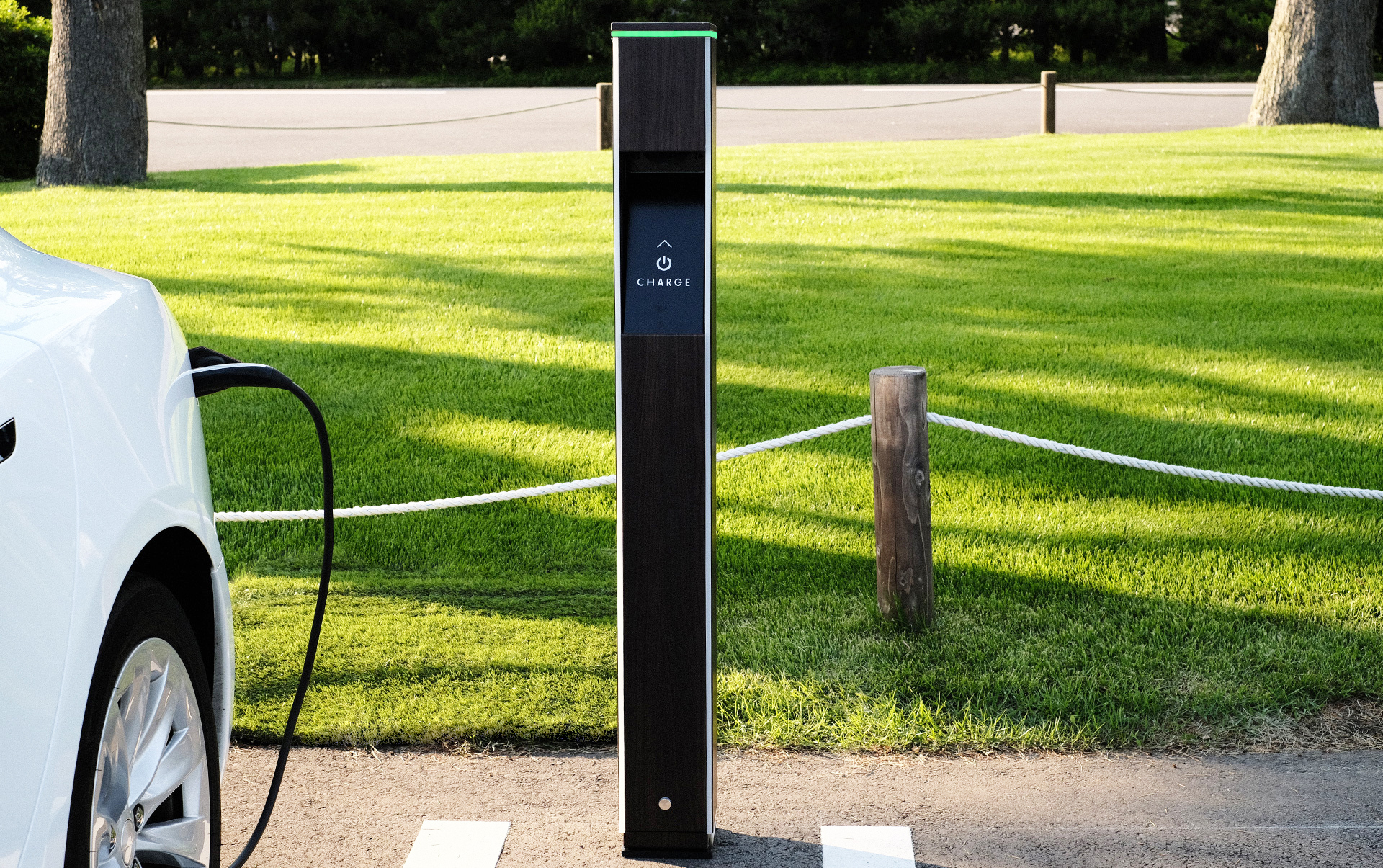 事前予約可能な「目的地充電」 EV 用スリム充電スタンド『PLUGO BAR(プラゴバー)』を発売開始|プラゴのプレスリリース 事前予約可能な「目的地充電」 EV 用スリム充電スタンド『PLUGO BAR(プラゴバー)』を発売開始|プラゴのプレスリリース