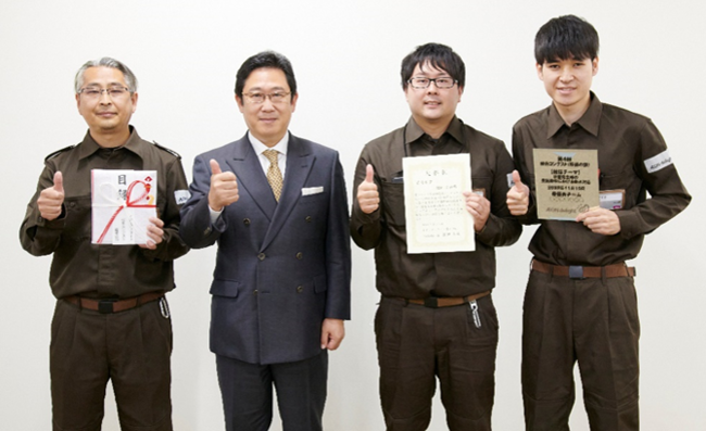 優勝した関東支社 代表チーム 　写真左から、田中 達也さん、濱田社長、長谷川 颯さん、鈴木 慧さん
