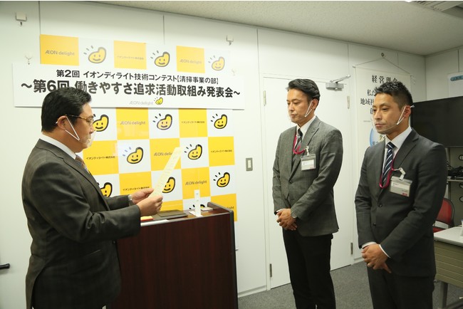 各チームを代表して当社社長 濵田から賞状を授与される東日本統括代表