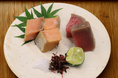創作海鮮丼専門店【TILE (タイル) 】が魅せる、薫る海鮮丼。キングサーモンと本鮪中トロの“冷燻盛り”で新たな味覚体験を提供。