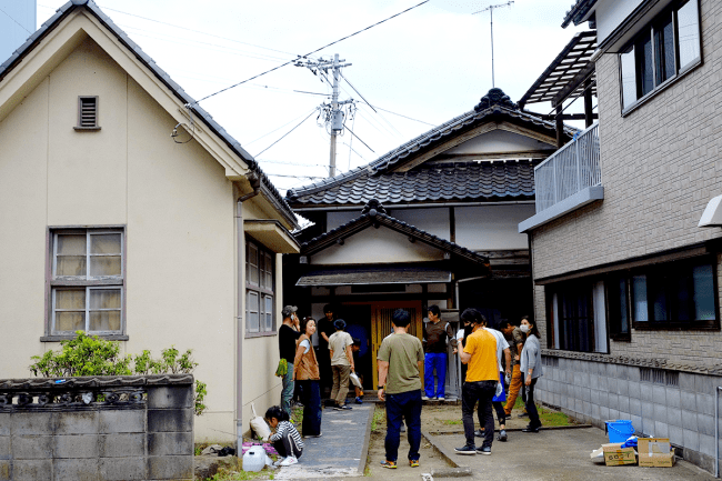 手前左の三角屋根がかつての鍼灸院。奥が母屋です。