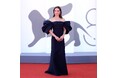【ルイ·ヴィトン】アリシア·ヴィキャンデル、第82回ヴェネツィア国際映画祭の「The Wizard of The Kremlin(原題)」プレミアにルイ·ヴィトンを着用