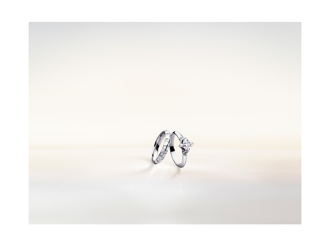 (C)Laziz Hamani　リング（左から）：WG×ダイヤモンド 676,500円、PT×ダイヤモンド(0.3ct~) 499,400円～