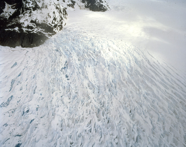 《ice forms VII》2008年《New Ocean：thaw 》、2001年の制作用スチル　Courtesy of the artist　© Doug Aitken
