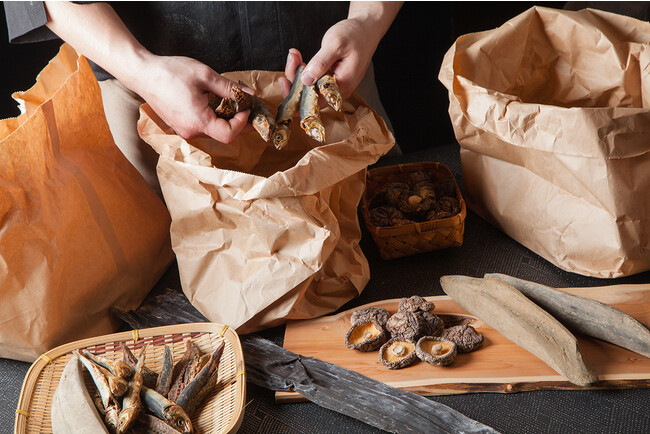 北海道産天然の真昆布と鹿児島県産本枯節、うるめ、めじか、鯖