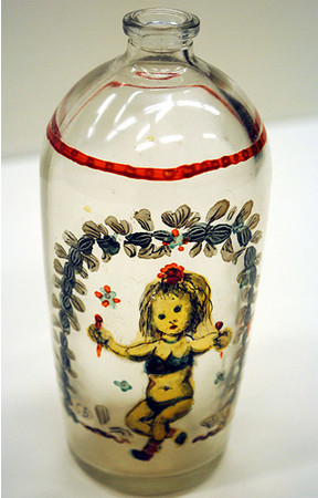 「ガラス瓶（マラカスを持つ子供）」 1965年　油彩・ガラス瓶 H14cm 