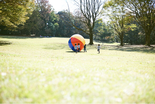 施設の目の前の芝生広場は、ボール遊びもOKです