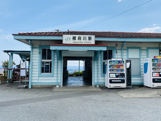 関東の駅100選にも選ばれた、空色の根府川駅舎