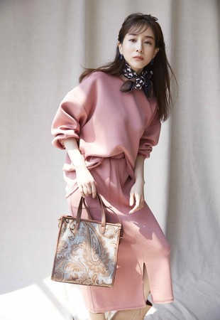 田中みな実さんが着こなす 女らしさ を追求する Vis autumn Collection 公開 株式会社ジュンのプレスリリース