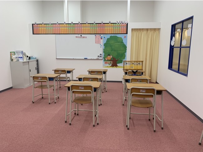教室の中は一人ひとりの机。先生が巡回して指導します