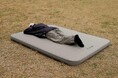 キャンプ用品ブランド「RATELWORKS(ラーテルワークス)」より、スイッチひとつで空気の出し入れが可能な圧倒的時短マット「R7.7 EASY INFLATE PRO」が新登場!
