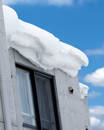 雪庇が外側にせりだした状態