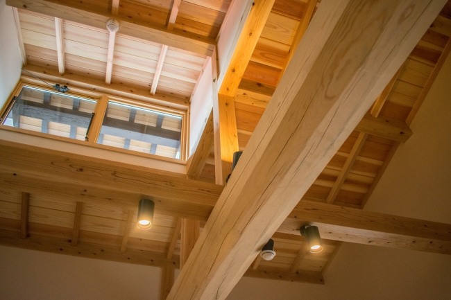 伝統工法で新築された客室天井部
