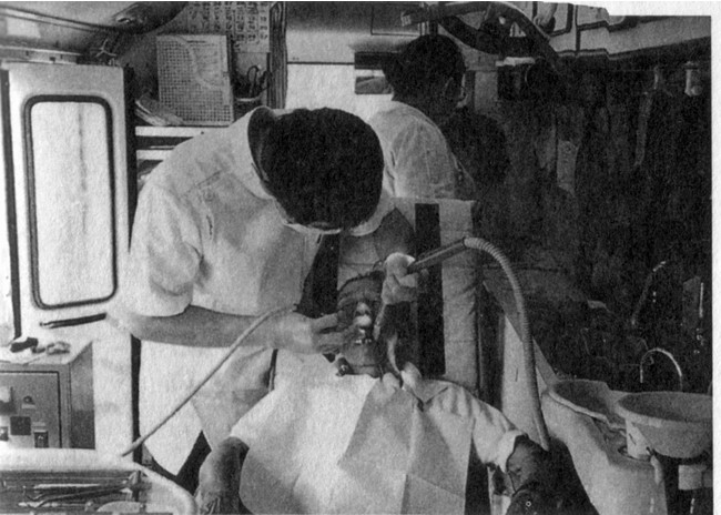 1993年当時の訪問歯科の様子。当時は歯科用往診車の中で診療していました。