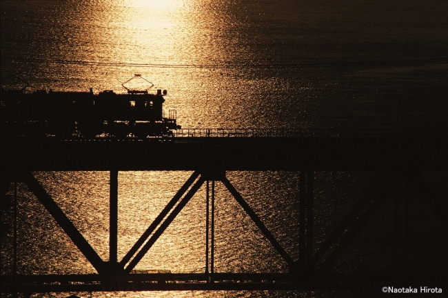 冬の太陽がゆっくりと昇る。 　東海道本線　根府川～真鶴　EF15　1976年12月1日