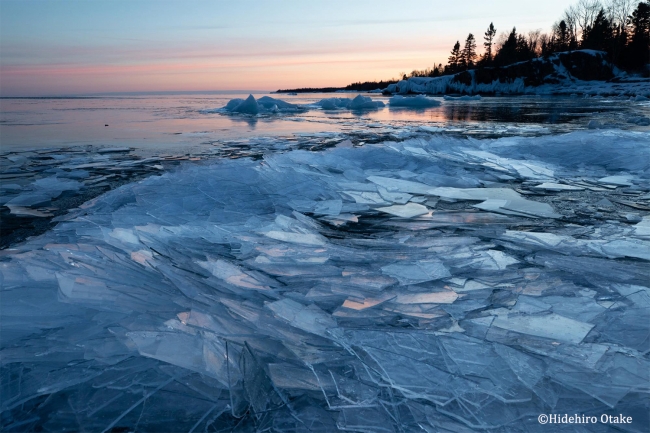 世界最大の淡水湖、スペリオル湖に張った氷が岸辺に押し寄せる