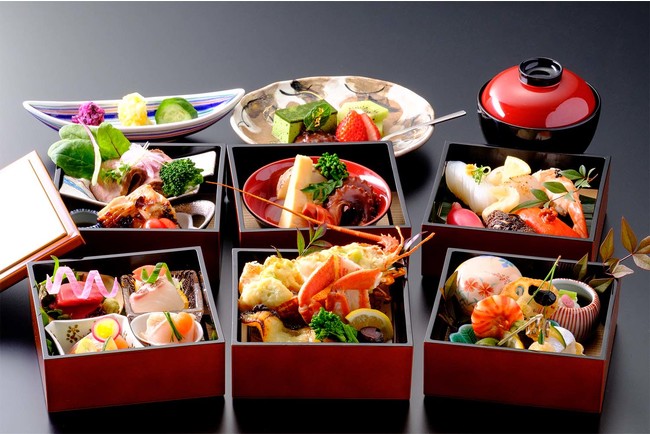 六段のお重に、旬菜、お造り、焼き物、お寿司などを詰め込んだ豪華な重箱。