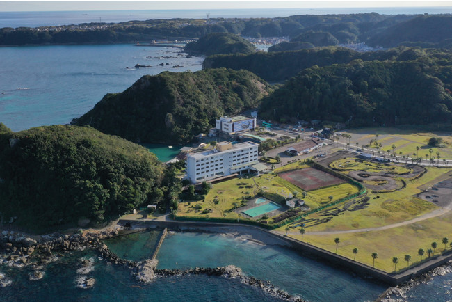 岬の先端に建つ「花いろどりの宿　花游」