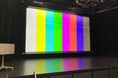 名古屋工学院専門学校の600名収容可能な大規模イベントホールにバルコのUDMプロジェクターを導入