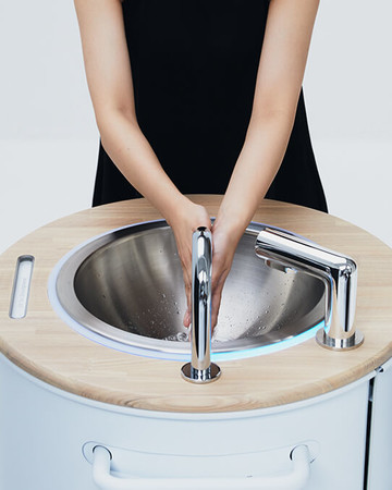 人にも地球にもやさしい、 循環する手洗いスタンドです。（写真提供：WOTA株式会社）