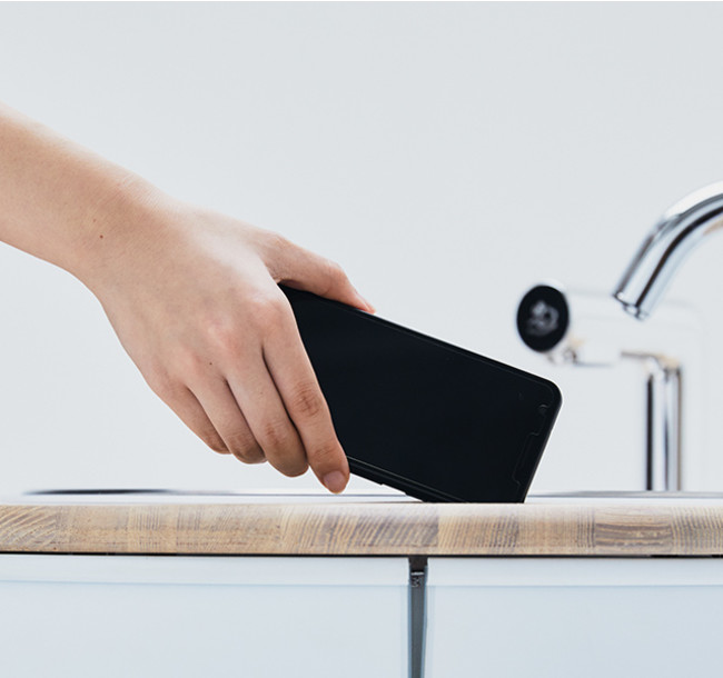 手だけでなくスマホも綺麗に たった30秒で99.9%以上除菌します(写真提供:WOTA株式会社) 手だけでなくスマホも綺麗に たった30秒で99.9%以上除菌します(写真提供:WOTA株式会社)