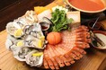 大阪心斎橋で生牡蠣と赤海老を濃厚出汁で味わう!えび牡蠣しゃぶしゃぶにトマトえび出汁が2025年5月に新登場!