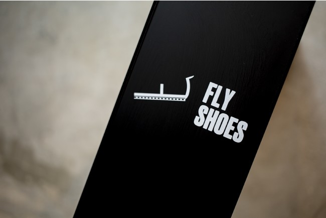 無重力のように浮く!?スニーカーディスプレイ【FLY SHOES】 | 株式会社