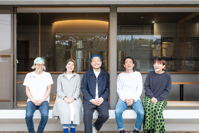 haccoba のメンバー(背景:haccoba 小高醸造所) haccoba のメンバー(背景:haccoba 小高醸造所)