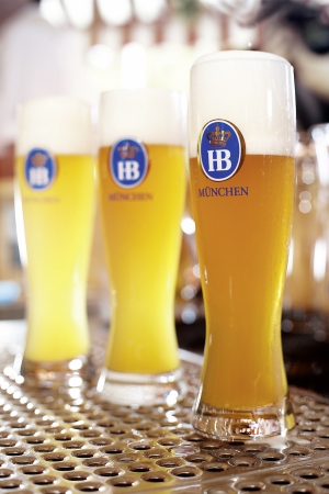 各国より直輸入の樽生ビールが楽しめる。※画像は、ドイツ・ホフブロイ