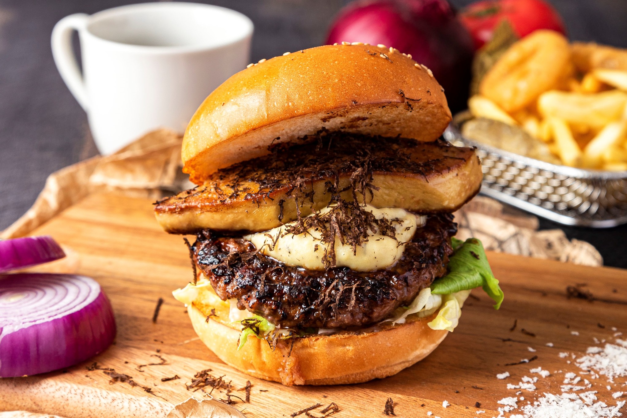 フォアグラとトリュフを贅沢に使用した至高のバーガー「フォアグラ・トリュフバーガー」が新登場！『Z BURGER&CRAFT BEER TAP