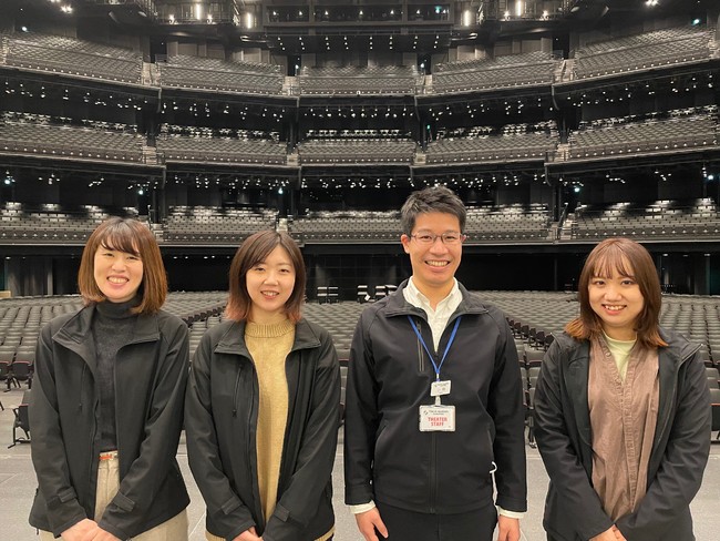 住友不動産商業マネジメント(株)シアター運営部のメンバー(左から)桑折 文 、道田 文乃、小田 啓樹、高木 茉莉奈 住友不動産商業マネジメント(株)シアター運営部のメンバー(左から)桑折 文 、道田 文乃、小田 啓樹、高木 茉莉奈