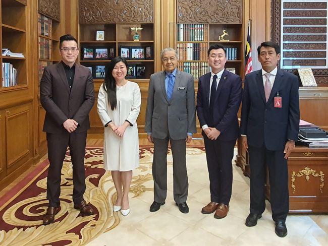 創業者ダトー・リョン・サー・レイがマレーシア前首相マハティール氏と会談