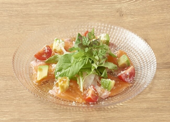 国産サーモンとアボカドのカルパッチョ