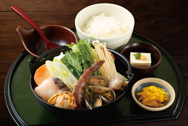 写真は海鮮ちゃんこ鍋と定食セットです。